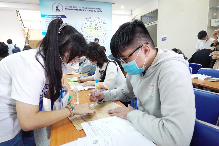 Tân sinh viên làm thủ tục nhập học tại Trường đại học Khoa học tự nhiên (Đại học Quốc gia TP.HCM) năm học 2022 - 2023 - Ảnh: NHƯ HÙNG