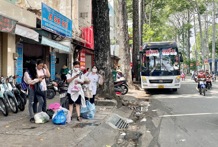 TP.HCM sử dụng camera giám sát, xử lý trật tự lòng đường, vỉa hè - Ảnh 1.