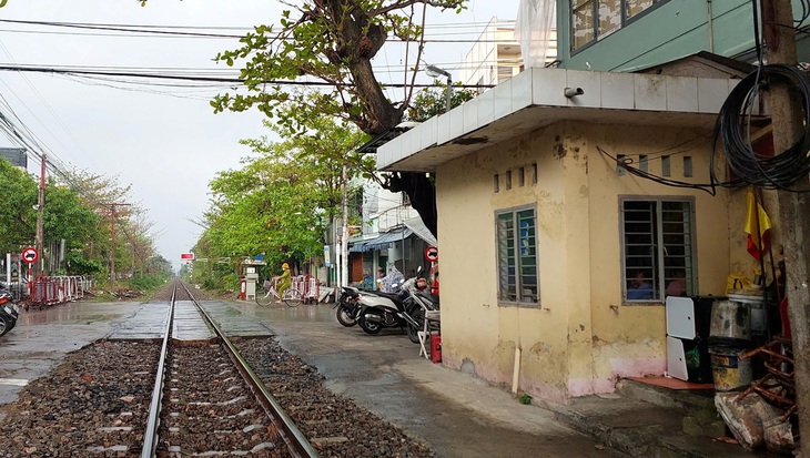 Nhóm thanh niên hành hung nhân viên gác chắn đường tàu vì không mở chắn cho đi - Ảnh 3.