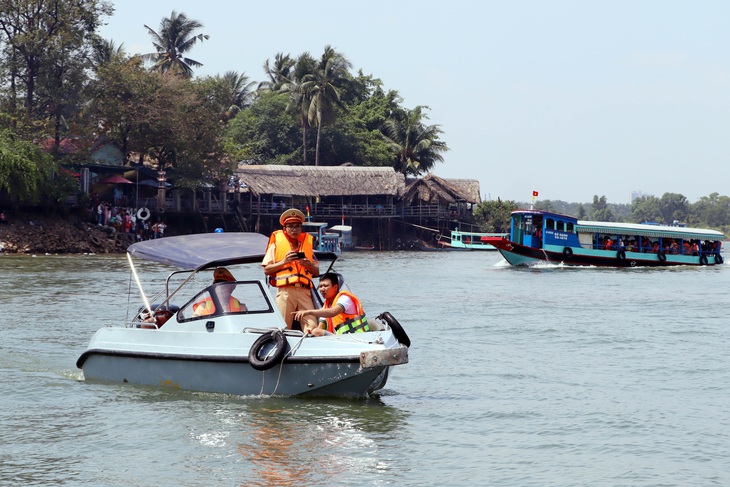 Khởi tố vụ án lật đò chở khách trên sông Đồng Nai khiến một thai phụ chết đuối - Ảnh 1.