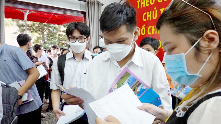 Thí sinh làm thủ tục thi đánh giá năng lực của ĐH Quốc gia TP.HCM năm 2022. Kết quả kỳ thi này được nhiều trường dùng để xét tuyển - Ảnh: NHƯ HÙNG