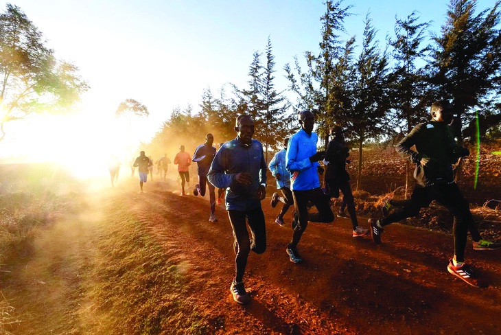 Thanh thiếu niên Kenya miệt mài chạy bộ mơ đổi đời. Ảnh: REUTERS