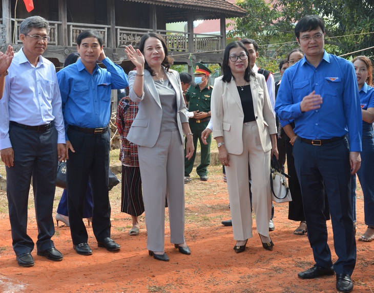 Quyền Chủ tịch nước Võ Thị Ánh Xuân (thứ ba, từ trái qua) cùng dự ngày hội thanh niên dân tộc thiểu số tại xã vùng cao Đông Tiến, huyện Hàm Thuận Bắc (Bình Thuận) - Ảnh: ĐỨC TRONG