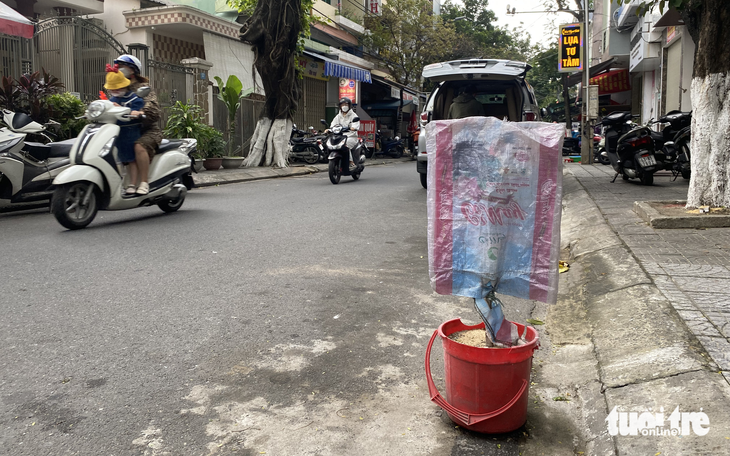 Hết đặt vật chắn dưới đường đến biển cấm tự chế để cản trở đậu xe - Ảnh 1.