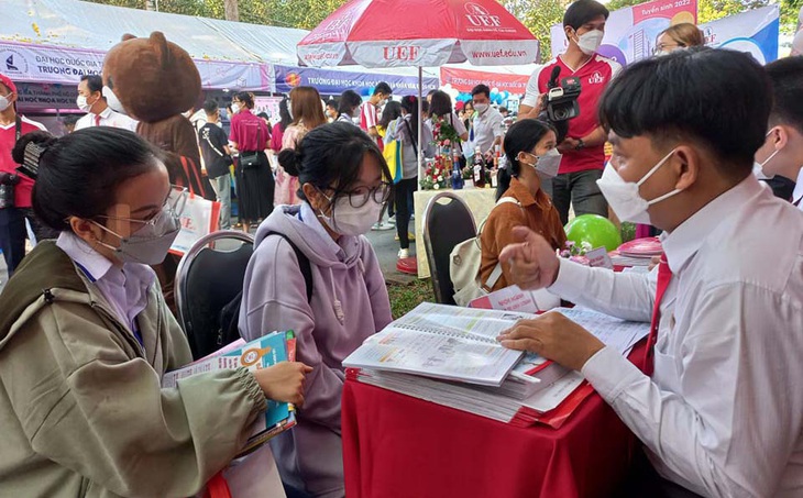 Học sinh tìm hiểu thông tin về ngành, trường tại Ngày hội tư vấn tuyển sinh - hướng nghiệp do báo Tuổi Trẻ tổ chức tại TP Cần Thơ dành cho học sinh khu vực ĐBSCL - Ảnh: LAN NGỌC