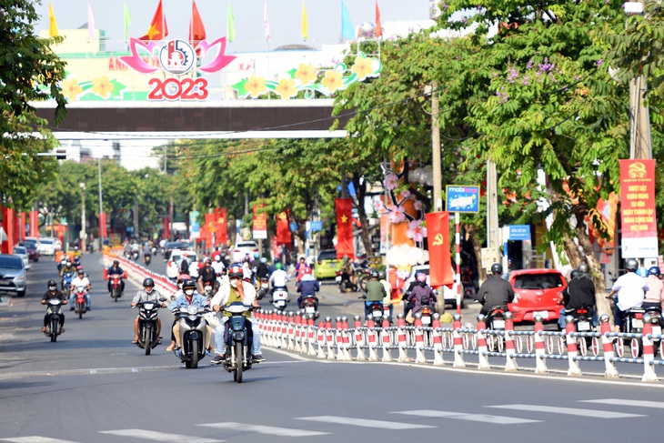 Biên Hòa tháo dỡ dải phân cách ở trung tâm để dân dễ buôn bán - Ảnh 3.