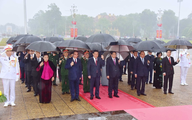 Lãnh đạo Đảng, Nhà nước vào lăng viếng Chủ tịch Hồ Chí Minh nhân ngày thành lập Đảng