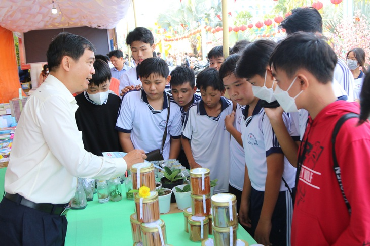 Đường sách Lễ hội Tao Đàn Chiêu Anh Các hút học trò - Ảnh 2.