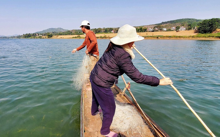 Thợ săn cá truyền đời trên sông Mã