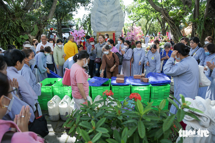 Hàng ngàn người dân đi chùa rằm tháng giêng sớm - Ảnh 10.