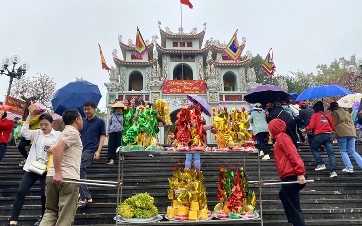 ‘Vay tiền, xin lộc’ đền Bà Chúa Kho: Đốt vàng mã giảm "nhẹ", vẫn nhét tiền qua khe cửa