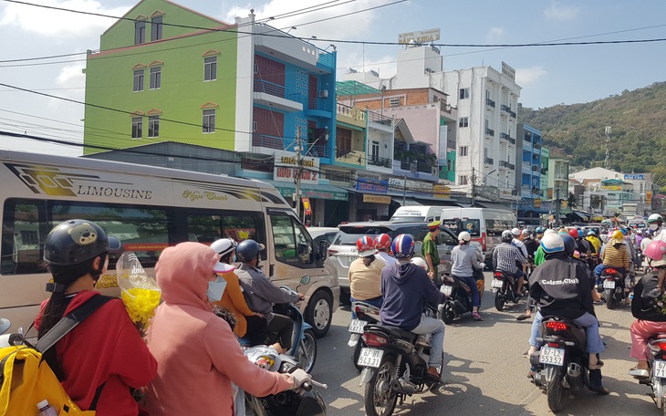 Người miền Tây đội nắng nhích từng chút đi cúng chùa