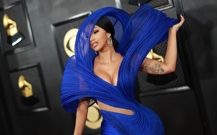 Cardi B gây ấn tượng với chiếc đầm xếp sóng 3D, na ná chiếc kèn vàng Grammy