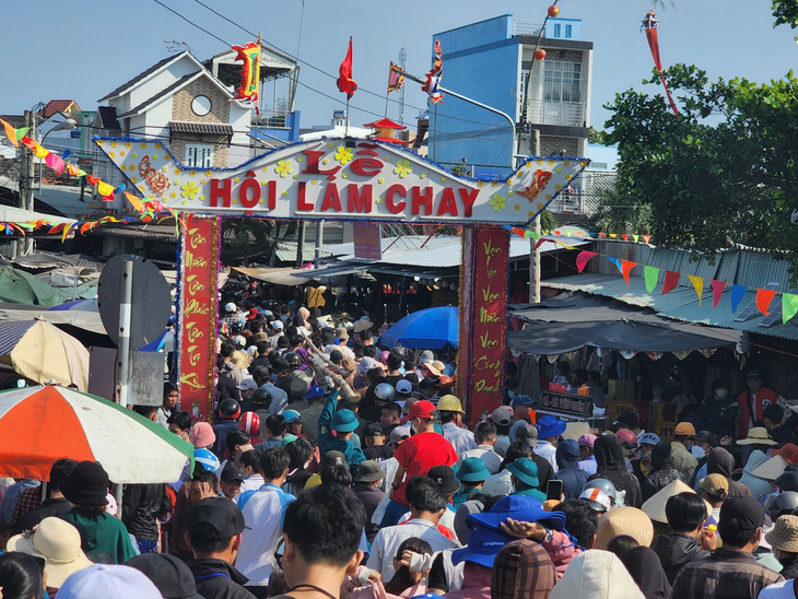 Khách đông gấp đôi, lễ hội Làm Chay chủ động ‘phát lộc’ thay ‘xô giàn tranh lộc’ - Ảnh 1.