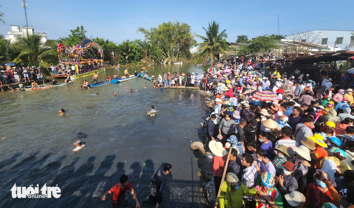 Khách đông gấp đôi, lễ hội Làm Chay chủ động ‘phát lộc’ thay ‘xô giàn tranh lộc’ - Ảnh 2.