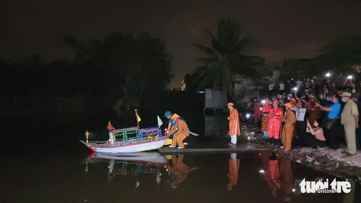 Khách đông gấp đôi, lễ hội Làm Chay chủ động ‘phát lộc’ thay ‘xô giàn tranh lộc’ - Ảnh 6.