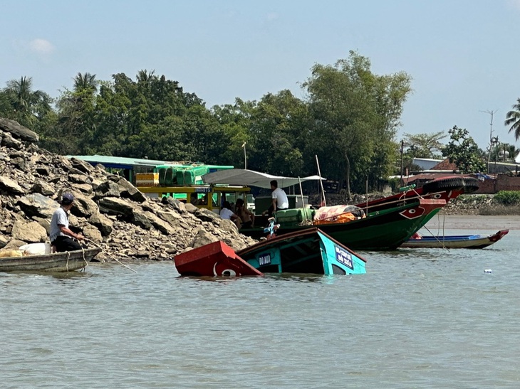 Công an Đồng Nai thụ lý vụ lật đò chết người trên sông Đồng Nai - Ảnh 1.