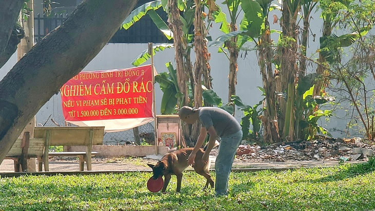 Cưng chó quá hóa rồ! - Ảnh 1.