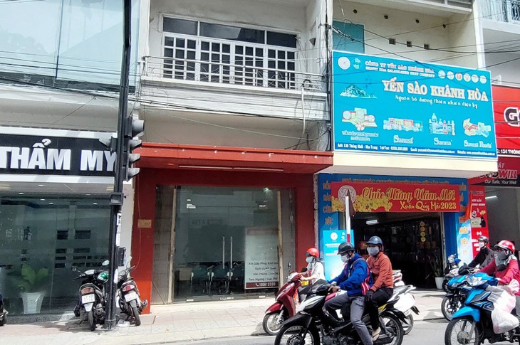 ‘Văn phòng luật sư ACC ở Nha Trang đã dỡ bảng hiệu trái phép - Ảnh 1.