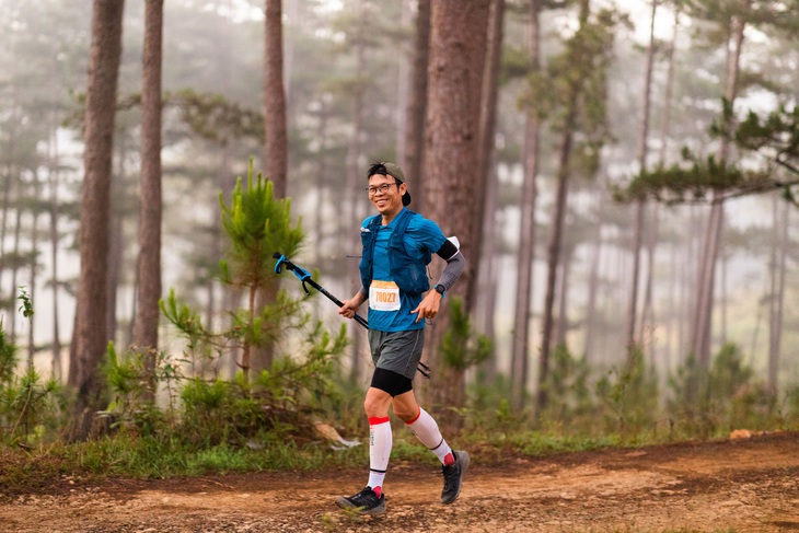 Dalat Ultra Trail ứng dụng công nghệ gửi tín hiệu khẩn cấp giải nguy cho VĐV - Ảnh 1.