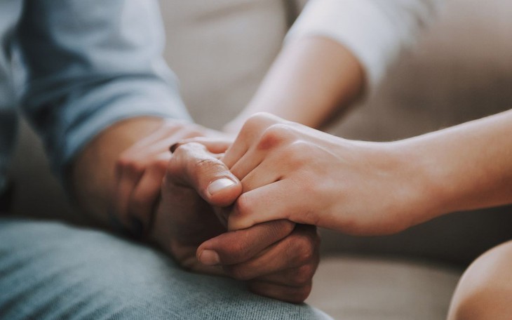 Không phải cứ nói lời dịu dàng là có thể xoa dịu nỗi đau - Ảnh 2.