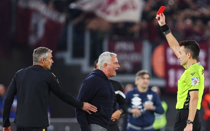 HLV Mourinho nhận thẻ đỏ trong ngày Roma thua sốc đội cuối bảng