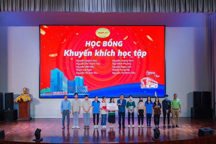 Nắm ‘tấm vé’ vào đại học với phương thức xét tuyển học bạ - Ảnh 2.