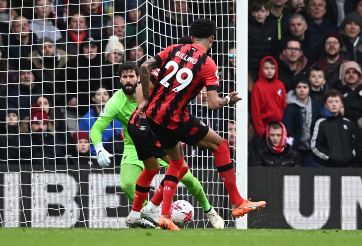 Vừa thắng Man Utd 7-0 xong, Liverpool lại thua đội đua trụ hạng - Ảnh 2.