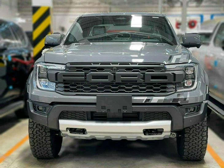 Ford Ranger Raptor 2023 giá từ 1,299 tỉ đồng, không dùng động cơ mạnh như bản quốc tế - Ảnh 2.