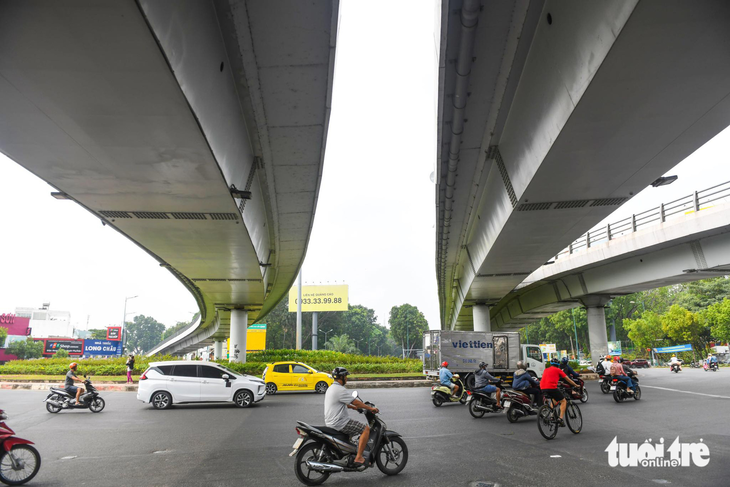 Các vòng xoay ở TP.HCM thay đổi diện mạo nhằm giảm ùn tắc giao thông - Ảnh 4.