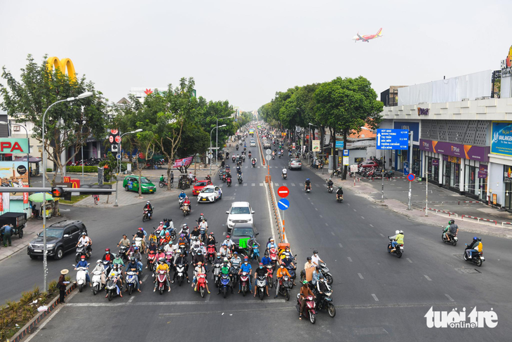 Các vòng xoay ở TP.HCM thay đổi diện mạo nhằm giảm ùn tắc giao thông - Ảnh 5.