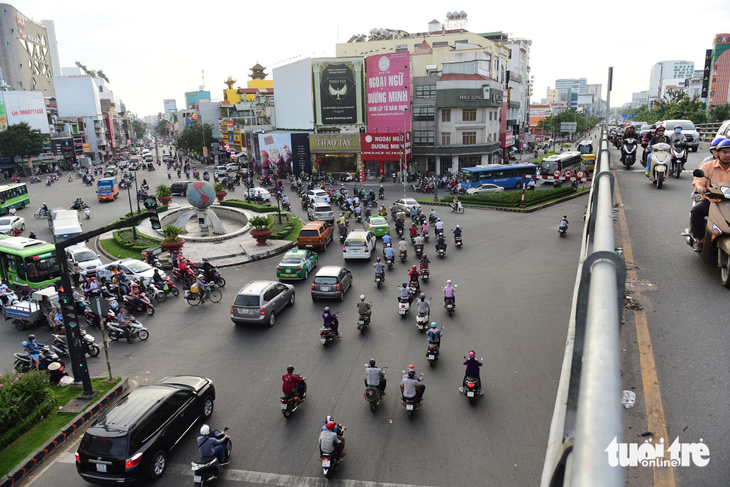 Các vòng xoay ở TP.HCM thay đổi diện mạo nhằm giảm ùn tắc giao thông - Ảnh 7.