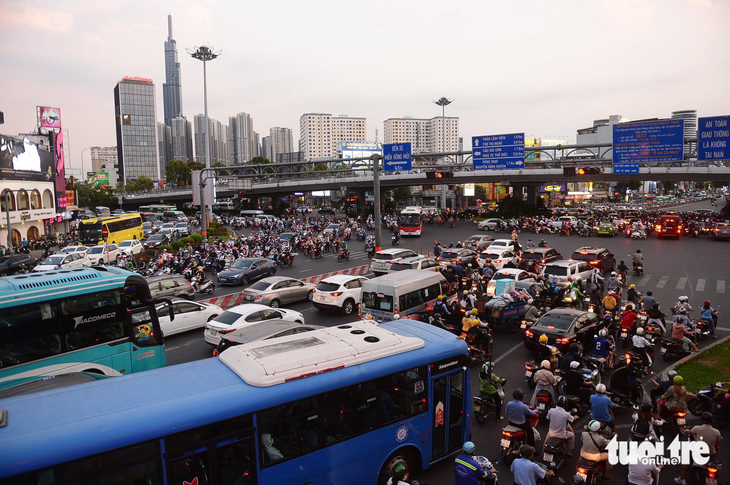 Các vòng xoay ở TP.HCM thay đổi diện mạo nhằm giảm ùn tắc giao thông - Ảnh 9.