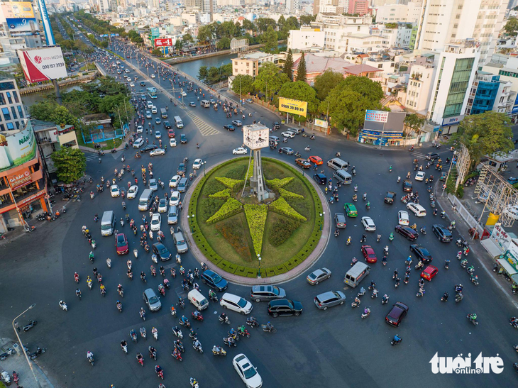 Các vòng xoay ở TP.HCM thay đổi diện mạo nhằm giảm ùn tắc giao thông - Ảnh 12.