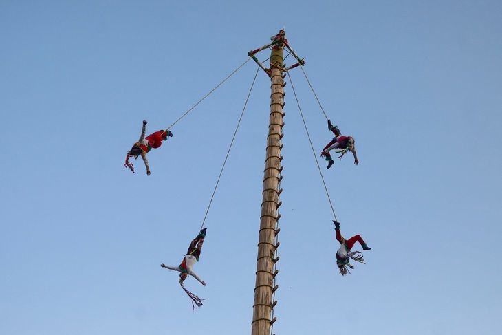 Đây là màn biểu diễn của những thành viên trong nhóm Doncellas del viento (Những quý cô của gió) trong phần nhảy múa có tên Nghi lễ của cột bay tại trung tâm văn hóa Los Pinos ở thủ đô Mexico City, Mexico ngày 10-3 - Ảnh: REUTERS