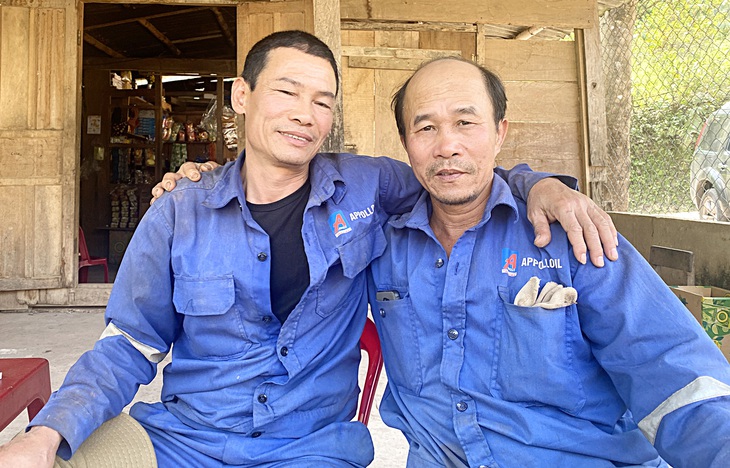 Hai cựu binh Trường Sa rời quân ngũ, lại đang lao động bên nhau. Ông Trần Xuân Bình bên phải hình - Ảnh: B.D.