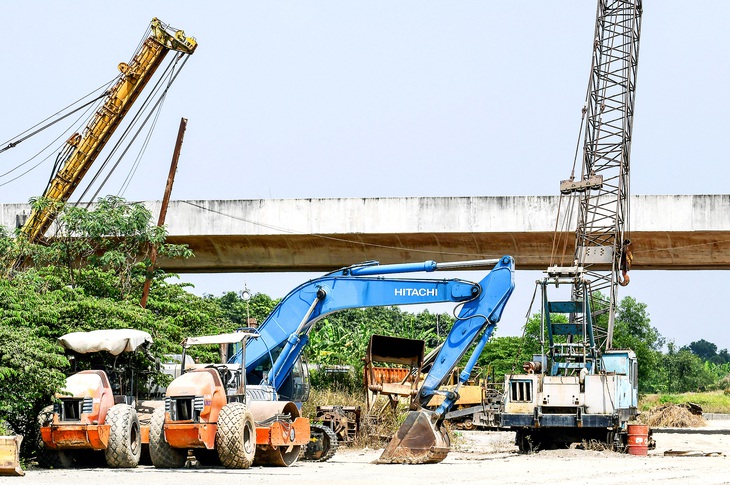 Máy móc nằm phơi nắng trên công trường cao tốc Bến Lức - Long Thành đoạn qua huyện Bình Chánh, TP.HCM trưa 13-3 - Ảnh: QUANG ĐỊNH