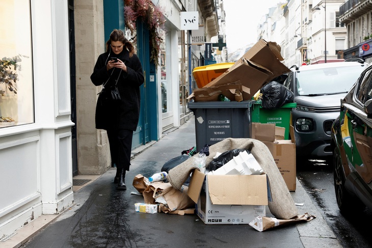 Rác dựng như chiến hào ở Paris - Ảnh 2.