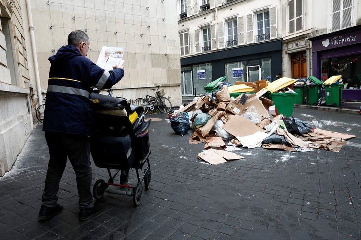 Rác dựng như chiến hào ở Paris - Ảnh 5.