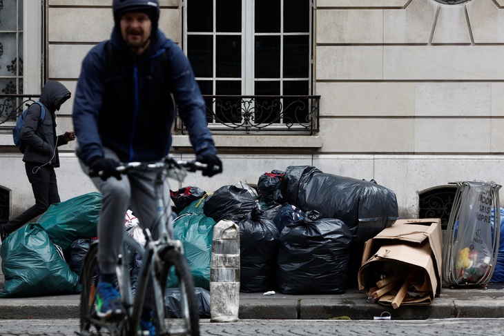 Rác dựng như chiến hào ở Paris - Ảnh 8.