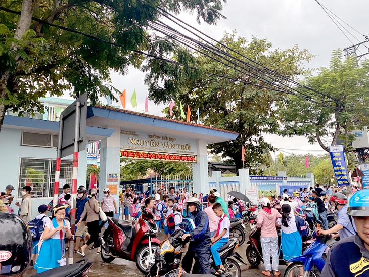 Trường tiểu học Nguyễn Văn Trỗi (Đà Nẵng) náo loạn vì nhiều phụ huynh nhận được cuộc gọi lừa đảo báo tin con em mình bị tai nạn - Ảnh: B.D.