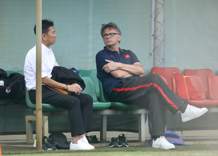 Ông Philippe Troussier gặp gỡ HLV U20 Việt Nam - Ảnh 3.