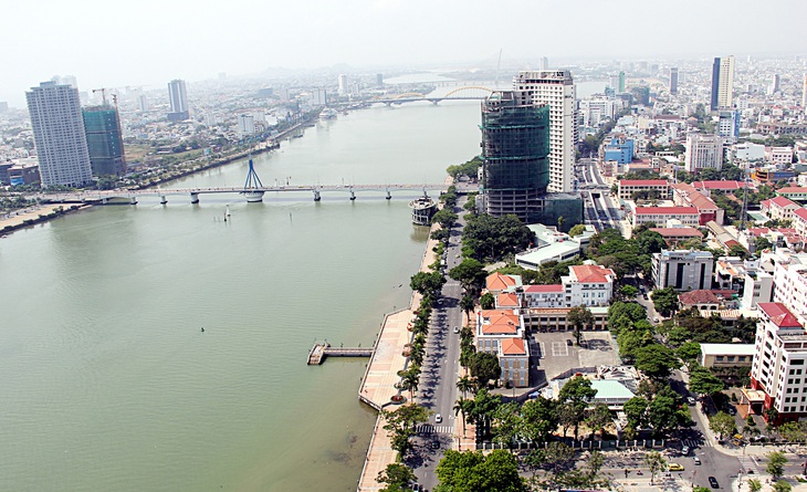 Đường Bạch Đằng (bên phải bờ sông Hàn) đang là khu vực có hệ số điều chỉnh khung giá đất khá cao so với mặt bằng chung ở Đà Nẵng - Ảnh: TRƯỜNG TRUNG