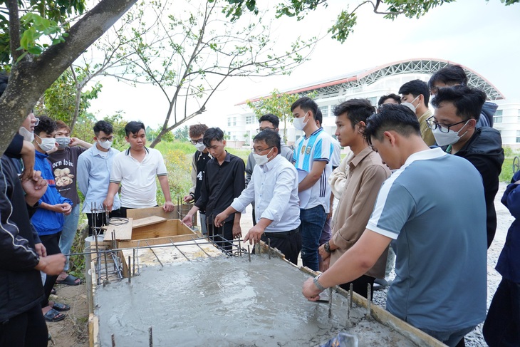 Sinh viên khoa Kỹ thuật Công nghệ, Trường Đại học Kiên Giang trong giờ thực hành- Ảnh: Trường cung cấp