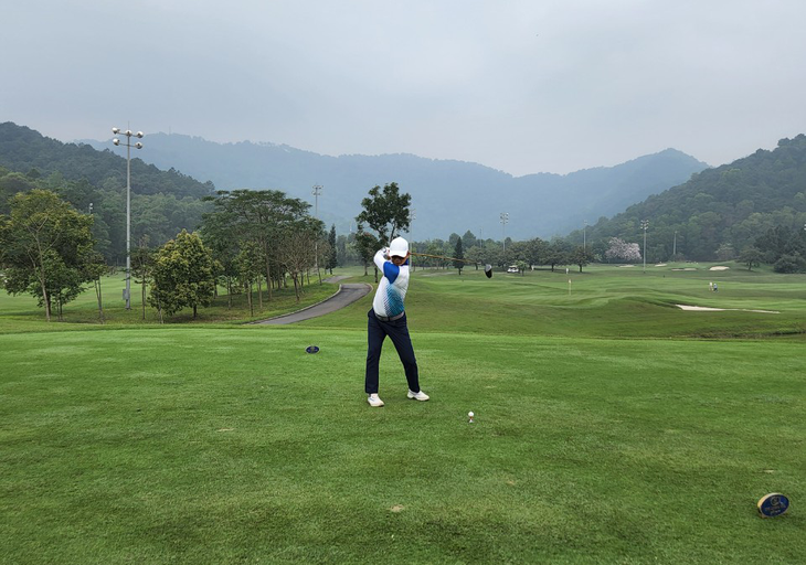 Làm sao tránh chấn thương vai, ngực khi chơi golf? - Ảnh 1.