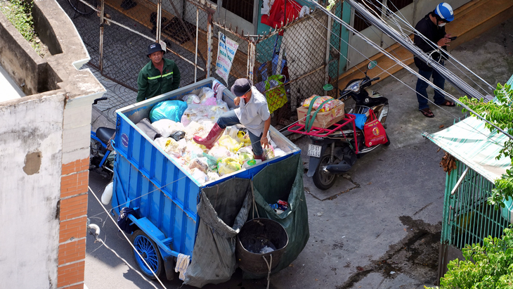 Nhân viên thu gom rác tại TP.HCM - Ảnh: HỮU HẠNH