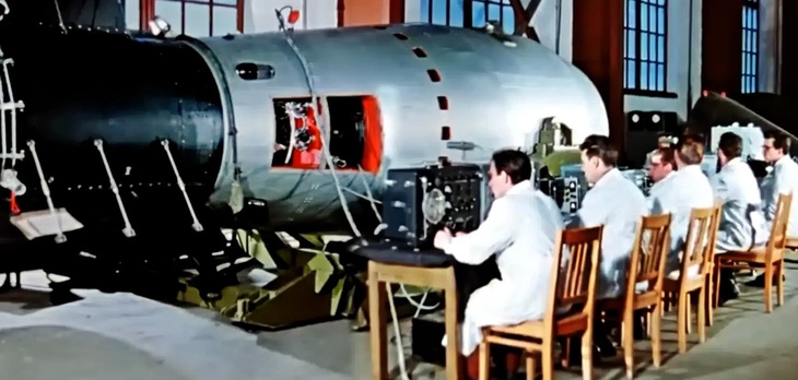 Các nhà vật lý hạt nhân Liên Xô nghiên cứu bom Tsar Bomba Ảnh: ROSATOM2