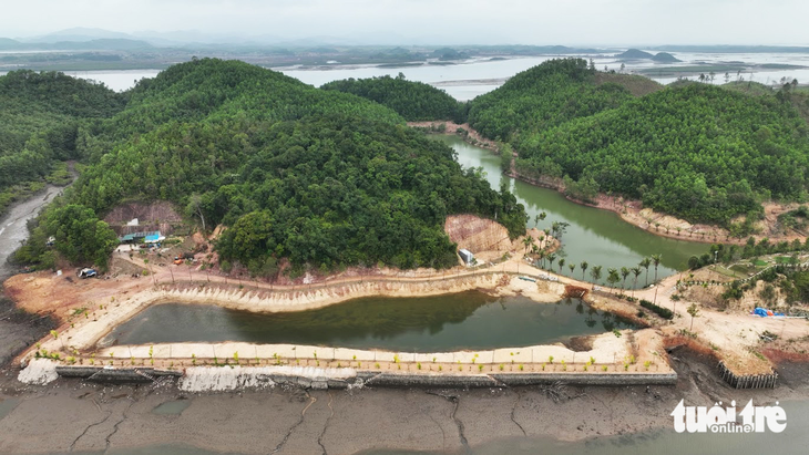 Chủ tịch huyện ‘nghe báo cáo đã tháo dỡ, nhưng công trình không phép vẫn tồn tại - Ảnh 4.