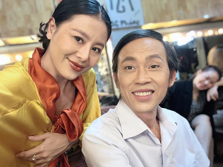 Ảnh vui sao Việt 19-3: Hoài Linh bận rộn chạy show - Ảnh 1.