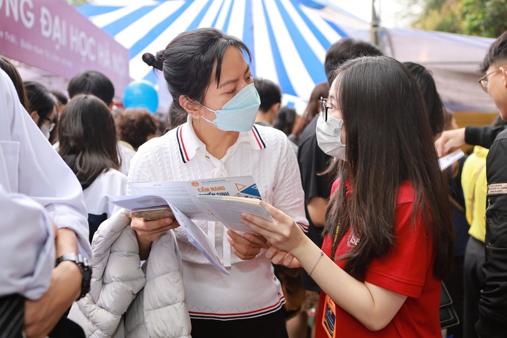 Học sinh tìm hiểu thông tin tuyển sinh năm 2023 tại ngày hội tư vấn tuyển sinh hướng nghiệp do báo Tuổi Trẻ tổ chức - Ảnh: HÀ QUÂN